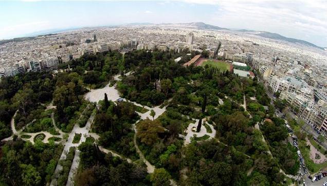 ακακία, δάφνη Απόλλωνα, πλάτανος, μιμόζα, γαζία, αείλανθος, μουεικόνα 3.3: Πεδίο του Άρεως. Πηγή: www.tanea.gr σμουλιά, φυτολάκκα, ίταμος, συκιά, μελιά, αμυγδαλιά, κερασιά, ψευδοπιπεριά, κ.ά. και είδη σε μορφή δεντροστοιχιών: μουριά, κουτσουπιά, ακακία, νερατζιά, φτελιά, κερλεοτέρεια και μεμονωμένα ή σε γραμμική φύτευση φοίνικας, ουασιγκτόνια, τούγια.