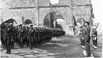 Μάλιστα, η εκμάθηση του συντονισμένου βηματισμού αναφέρεται στο «εγχειρίδιο των πεζοναυτών» των ΗΠΑ ως ζωτικής σημασίας.