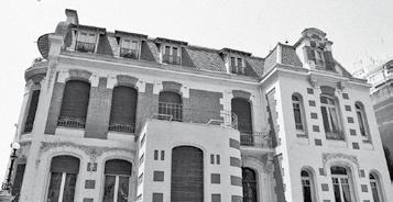 Μέχρι το 1937, οπότε και ο Βασιλέας Γεώργιος Β μετά από μετατροπές το κατέστησε κατοικία του, η έπαυλη κατοικούνταν από τους αναδειχθέντες κατά το χρονικό αυτό διάστημα Διοικητές Μακεδονίας (Φ.
