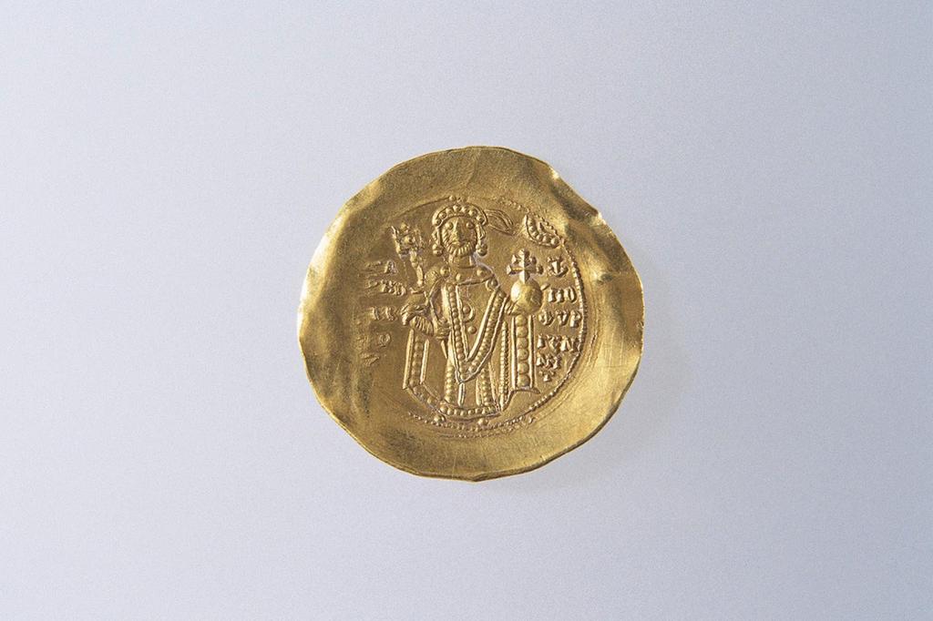 Υπέρπυρο Μανουήλ Α Κομνηνού Κωδικός: ΒΝ 226 Μουσείο Βυζαντινού Πολιτισμού Είδος: Νόμισμα - υπέρπυρο Θεσσαλονίκη Χρονολόγηση: 1164-1167 Διαστάσεις: Διάμετρος 3 εκ., βάρος 4,40 γρ.