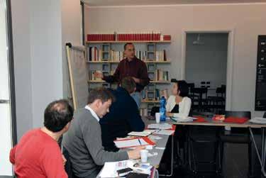 μετανάστες) αφηγούνται την προσωπική τους «ιστορία».