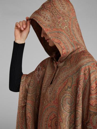 Εικόνα 2. Τα paisley prints αποτελούν χαρακτηριστικό γνώρισμα του οίκου Etro (Πηγή: www.etro.com) 1.