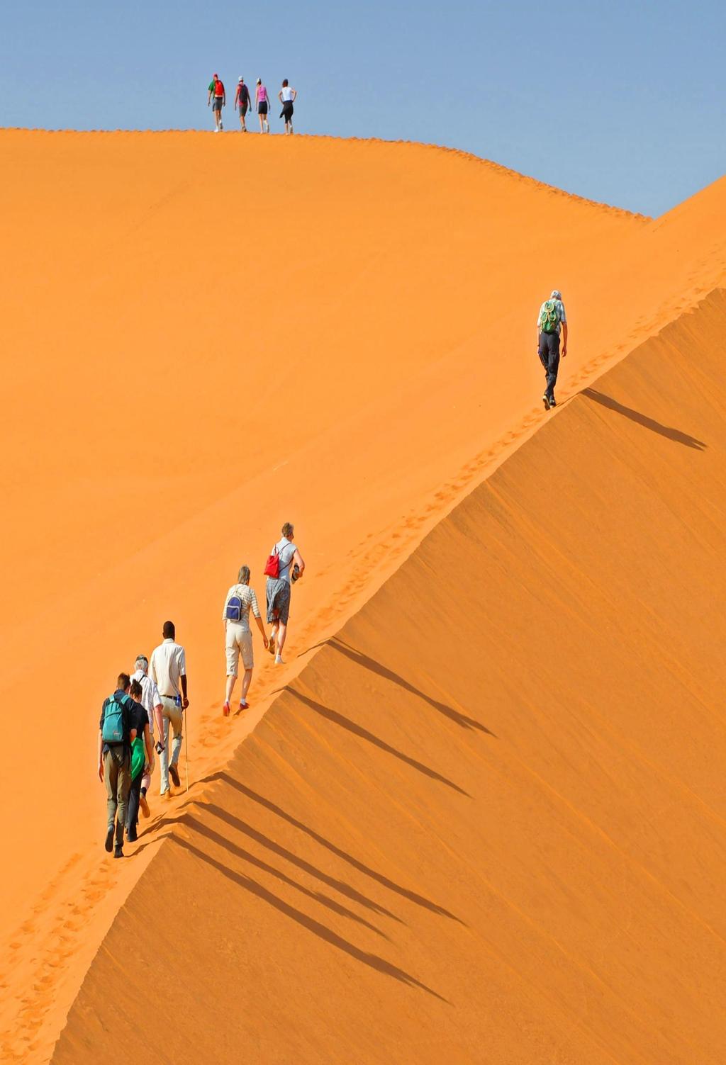 Εμπειρία Να περπατάς ξυπόλυτος στην ακτογραμμή της ερήμου Ναμίμπ Απόλυτη άρνηση της ευθείας, η έρημος Ναμίμπ, με τις υψηλότερες και ωραιότερες αμμοθίνες στον κόσμο, θεωρείται από τις αρχαιότερες του
