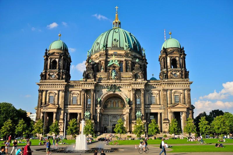 #Καθεδρικός του Βερολίνου (Berliner Dom) Ο καθεδρικός του Βερολίνου σε ρυθμό μπαρόκ χτίστηκε μεταξύ του 1894 1905. Βρίσκεται στο νησί των μουσείων στην όχθη του ποταμού Spree.