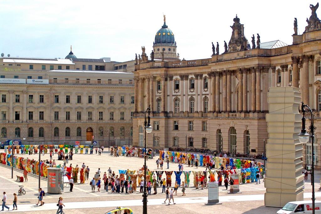 #Μπέμπελ Πλατς (Bebelplatz) Σχεδιάστηκε το 18ο αιώνα ως κέντρο των τεχνών και των επιστημών και βρίσκεται στη λεωφόρο Under Lindeen.