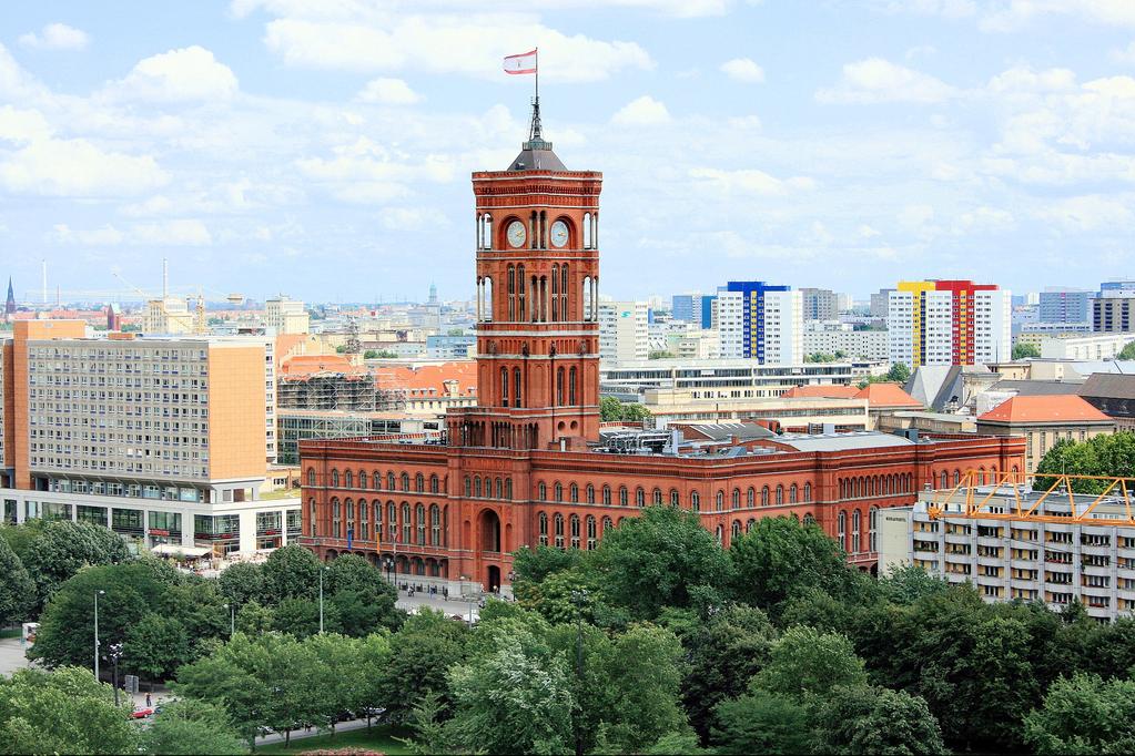 Μετά τον πόλεμο η πλατεία έγινε το κέντρο του Ανατολικού Βερολίνου και οι Σοβιετικοί επέδειξαν το σοβιετικό στυλ αρχιτεκτονικής κατασκευάζοντας μεγάλα κτίρια και ένα πανύψηλο πύργο για την τηλεόραση.