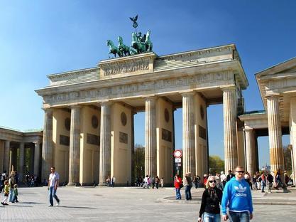 -Top αξιοθέατα#πύλη του Βρανδεμβούργου (Brandenburger Tor) Είναι μια μνημειώδης πύλη του 18ου αιώνα που συμβολίζει την ειρήνη.