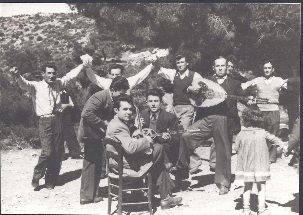 Εικόνα Π.5 Οι πιπίνηδες σε γλέντι σε κάποιο εξωκκλήσι. Στο λαούτο άγνωστος.