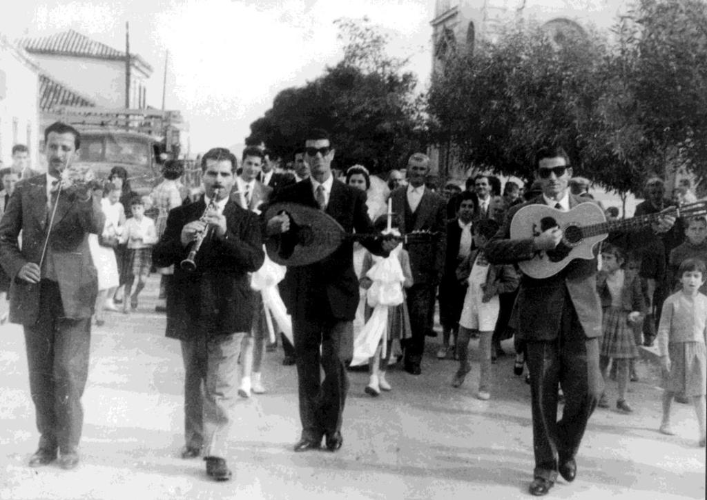 3.2.3 Γάμοι Οι στέψεις από τα τέλη της δεκαετίας του 40 γίνονται μόνο στην εκκλησία και όχι στο σπίτι της νύφης.