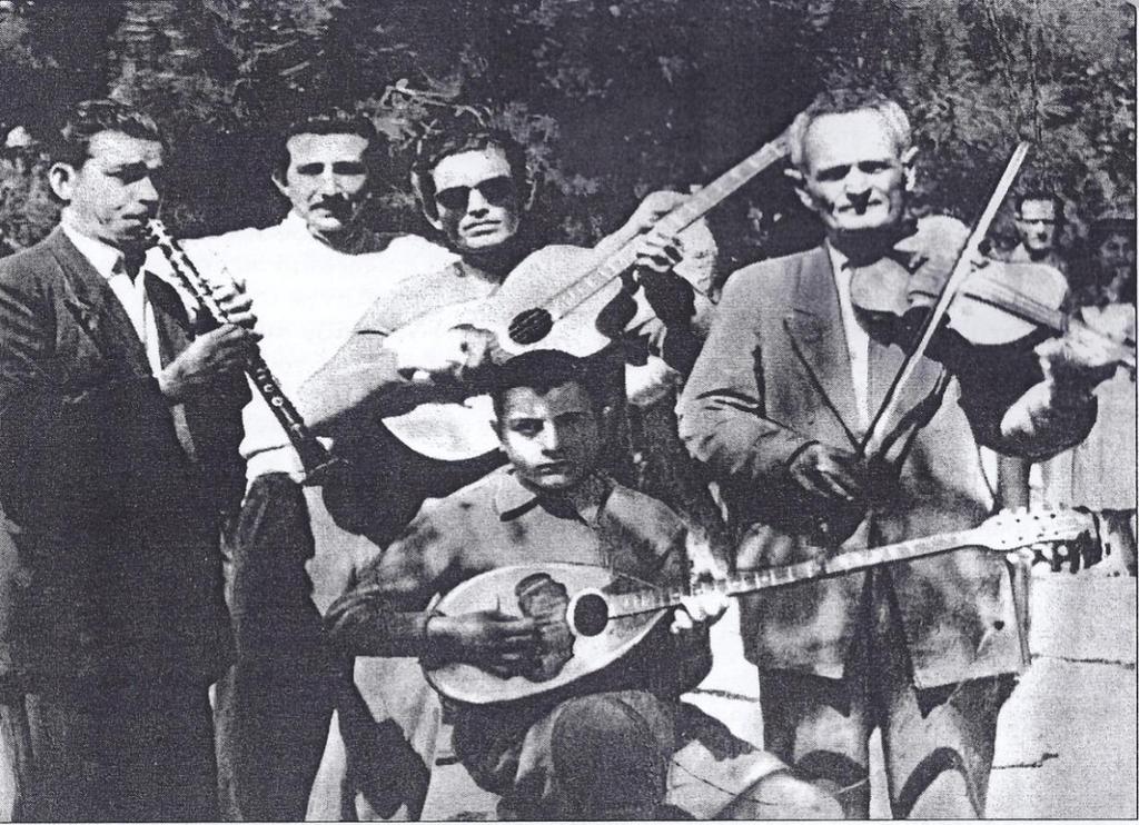 μαρτυρίες που μας επιβεβαιώνει και το φωτογραφικό υλικό 139, τις ορχήστρες με τις «φίρμες» που έρχονταν στα πανηγύρια και τους γάμους, ερμηνεύοντας δημοτικά και τα αρβανίτικα τραγούδια.