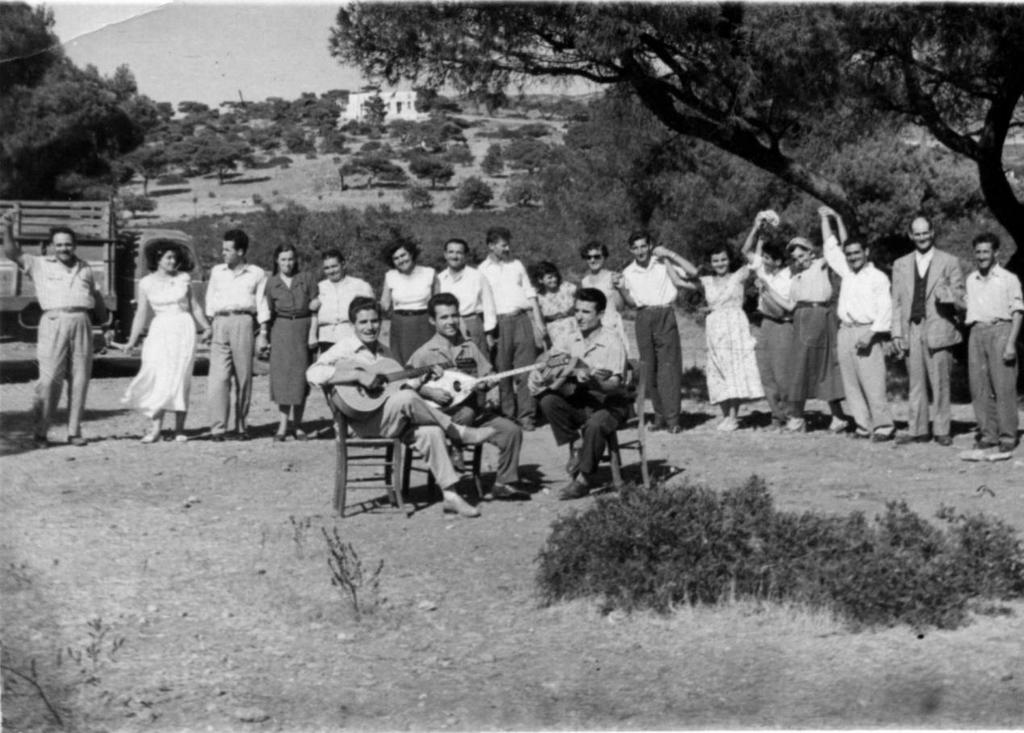 «Λευτεράκη» καφενείο του Ελευθερίου Παπανικολάου στην πλατεία Κανατά ή αλλιώς στην Λεύκα.