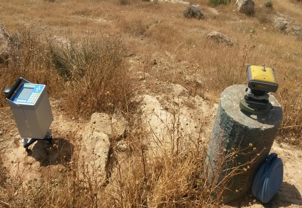οδούς για μερικά χιλιόμετρα κι έπειτα περπατώντας για λίγα μετρά ακόμη