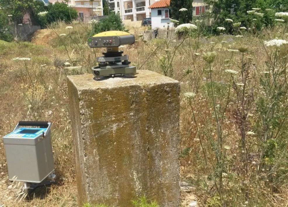 μέχρις ότου συναντήσουμε την οδό 25 ης Μαρτίου στην οποία στρίβουμε δεξιάκαι συνεχίζουμε για 200μ.