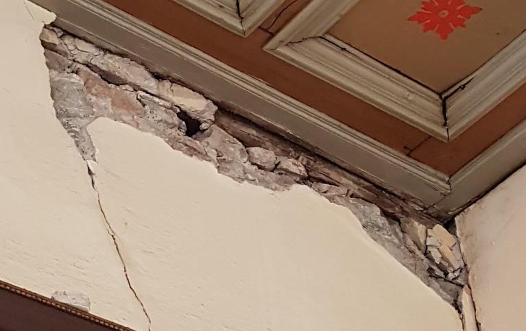 2.3.2 Εξωτερικοί τοίχοι Η αξία του κτιρίου για την εποχή και η περίοδος κατασκευής του, μας κάνει να αντιλαμβανόμαστε ότι οι εξωτερικοί τοίχοι περιμετρικά του κτιρίου, καθώς και οι εσωτερικοί του