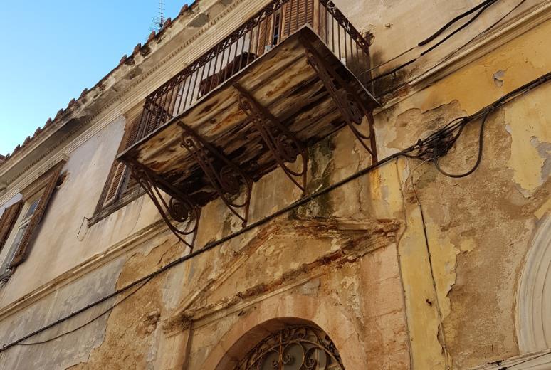 Τις στάθμες διαχωρίζει διακοσμητική ζώνη από τραβηχτό επίχρισμα χρώματος λευκού.