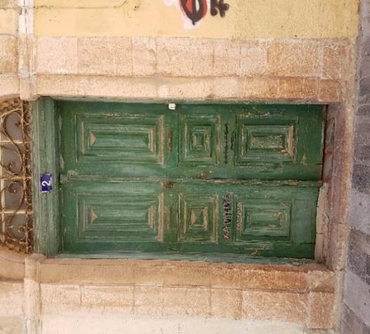 2.3.5 Εξωτερικά ανοίγματα Τα εξωτερικά ανοίγματα του ισογείου διαφέρουν από αυτά του Α ορόφου μορφολογικά και στις δύο όψεις, λόγο της