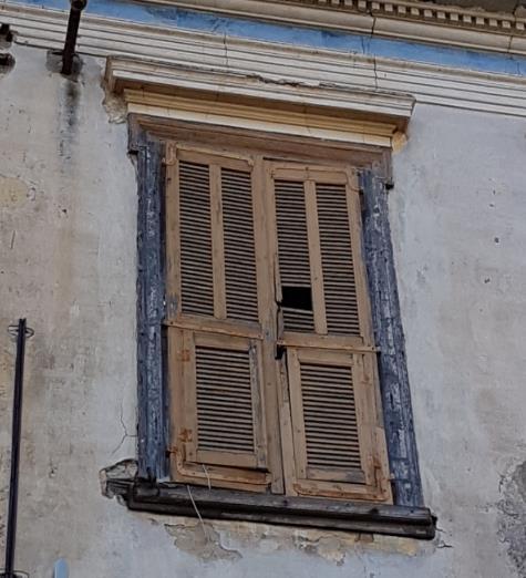 Στο ισόγειο έχουμε μεγάλα ανοίγματα που εξυπηρετούν τις ανάγκες των καταστημάτων ενώ στην κορυφή αυτών διακρίνουμε έναν τοξωτό φεγγίτη Νεοκλασικού