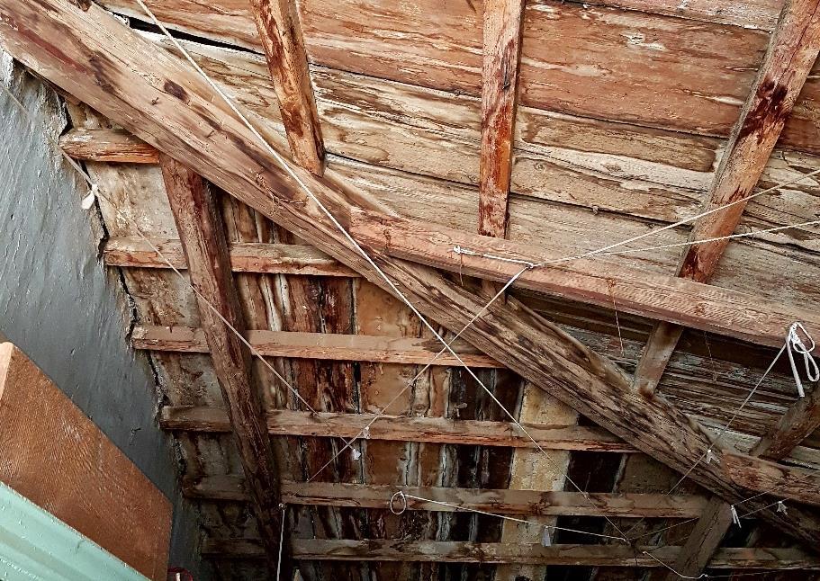 2.3.6 Στέγη Η στέγη είναι δίρριχτη, όχι όμως όπως η κλασική της μορφή. Έχει έναν κορφιά σε ύψος 12,97m και η κλίση της είναι ίδια.
