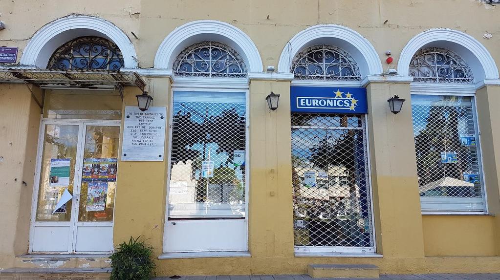 Το πρώτο άνοιγμα της πρόσοψης αποτελεί την είσοδο για το «Κατάστημα ΙΙ». Η θύρα της εισόδου είναι δίφυλλη με το ύψος των φύλλων να είναι 240cm.