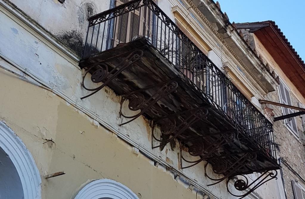 Τα κιγκλιδώματα των εξωστών αποτελούν κομψοτεχνήματα μεταλλουργικής τέχνης.