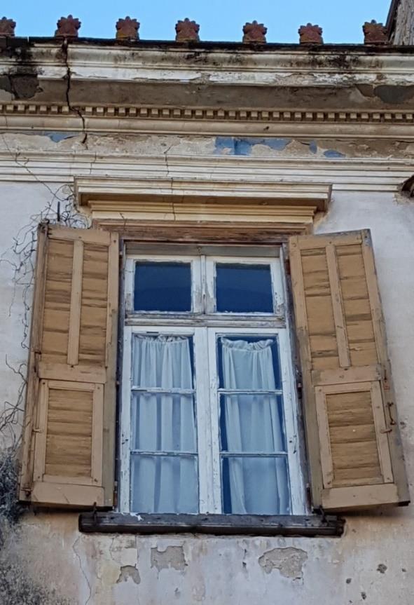 Τα κουφώματα είναι ξύλινα.
