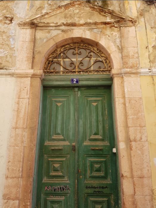 του αετώματος είναι ανάγλυφα, κατά μίμηση του οριζόντιου και των καταέτιων γείσων στα πρότυπα του αρχαίου Ελληνικού ναού. Εικόνα 2.