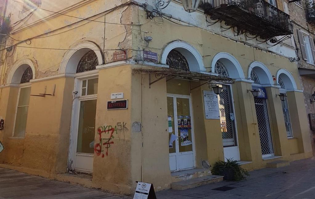 οποίας υπάρχει ένα σταθερό ορθογώνιο άνοιγμα (φωταγωγός) διαστάσεων 150x70cm. Το δεύτερο άνοιγμα λειτουργεί ως παράθυρο με την ποδιά στα 75cm και πρέκι στα 235cm από τη στάθμη του δαπέδου. Εικόνα 2.