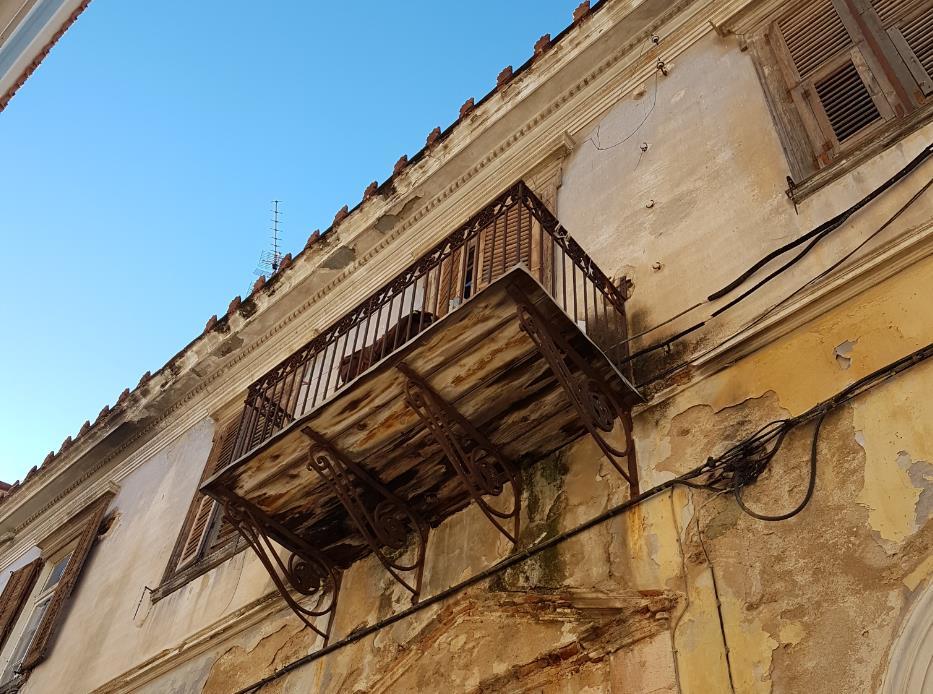 αντιληπτό και από την φωτογραφία αλλά και από το σχέδιο της όψης στην στάθμη του Α ορόφου, στη θέση που τοποθετούνται οι μπαλκονόπορτες εκτείνεται εξώστης όπως ακριβώς και στην βόρεια όψη.