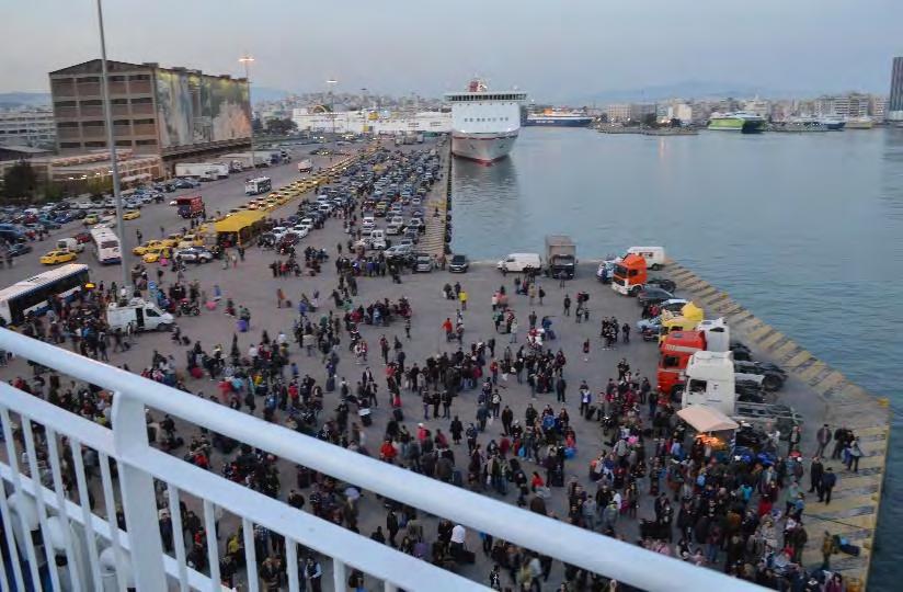 Εικόνα 3 Επιβίβαση και Αποβίβαση επιβατών στη Βαρκελώνη (Αριστερά) και στον Πειραιά (Δεξιά) Οι προβλήτες των λιμένων συνήθως αποτελούνται από τεχνητούς ογκόλιθους, εδραζόμενους επί πρίσματος
