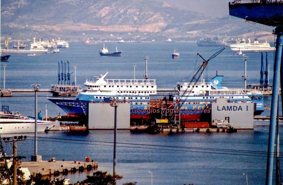 67 Β) Επιμήκυνση. Το πλοίο κόβεται στη μέση, τοποθετείται ένα νέο κομμάτι, και έπειτα επανασυγκολλάται.