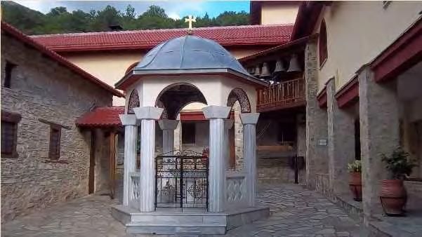 τοιχογραφίες του 1696. Τοιχογραφίες σώζονται και στον ανατολικό τοίχο της τράπεζας της μονής. Ηγουμένη: Ορθοδοξία μοναχή, Μοναχές: δύο (2).
