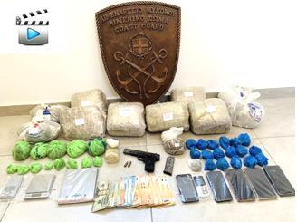 με ΙΧΕ και ΙΧΦ οχήματα: στον χώρο αποσκευών ή σε ειδικά διαμορφωμένες κρύπτες οχημάτων προερχόμενων κυρίως από τα ελληνοαλβανικά σύνορα ή από περιοχές κοντά σε αυτά, μέσω του οδικού δικτύου της