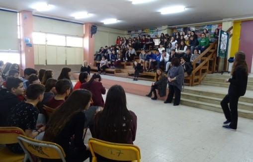 γνωριστούν μεταξύ τους. Κατόπιν, οι ίδιοι οι μαθητές δημιούργησαν παιχνίδια ρόλων τα οποία και δραματοποίησαν. Εικόνες 1, 2.