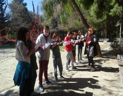 Σε ένα σχοινί κρέμονταν χαρτιά με αποσπάσματα κειμένων.