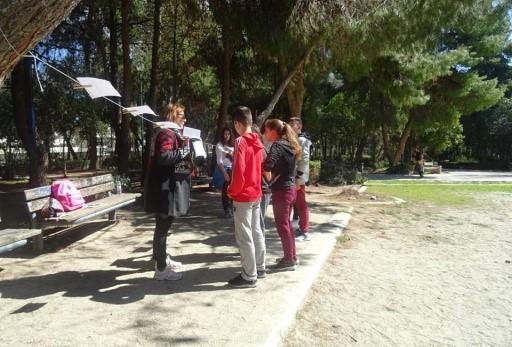 Κυκλωμένα γράμματα στο κείμενο συνέθεταν ένα αίνιγμα, του οποίου η λύση οδηγούσε στον επόμενο σταθμό.