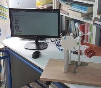 Είναι το σημείο που όχι μόνο δημιουργείται η γνώση, αλλά και αναπτύσσονται οι σχέσεις στην ομάδα. Το στρογγυλό τραπέζι συμβολίζει σημειολογικά την ισότητα των μελών.