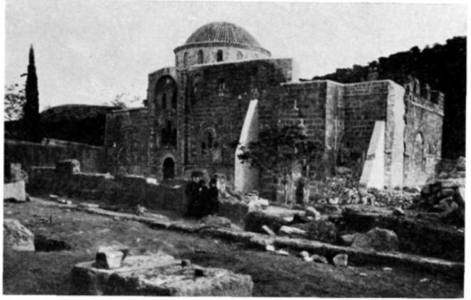 του ιερού του Δαφναίου Απόλλωνα από τον αρχαιολόγο Ιωάννη Τραυλό 72.