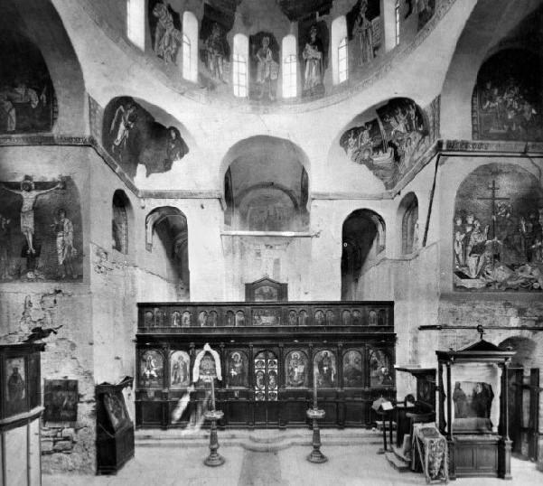 Στη μέση είναι το Ιερό βήμα όπου εκεί είναι τοποθετημένη η Αγία Τράπεζα. Αριστερά του Ιερού βήματος είναι το Παστοφόριο της Προθέσεως συγκεκριμένα η Τράπεζα της Προθέσεως ή Προσφορών.