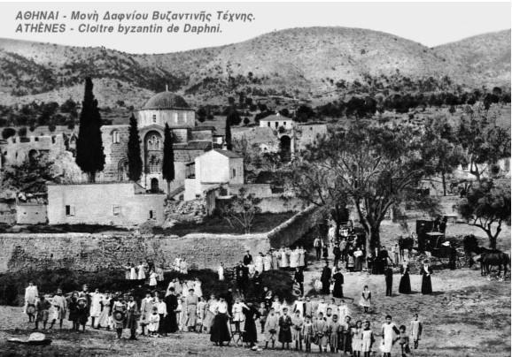 Αγία Τράπεζα. Δεξιά του Ιερού Βήματος είναι το Παστοφόριο του Διακονικού το οποίο χρησίμευε ως σκευοφυλάκιο.