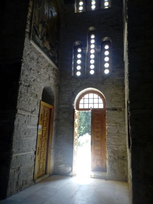 Επιπλέον έχει τέσσερα παρεκκλήσια τα οποία είναι της Αγίας Τριάδος στη νοτιοανατολική πλευρά, του Αγίου Γεωργίου στην βορειοανατολική πλευρά, του Αγίου Αθανασίου στην βόρεια πλευρά του κυρίως ναού