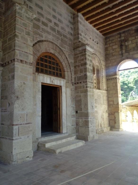 Εικόνα 2.6 Κύρια είσοδος του ναού στην δυτική πλευρά Εικόνα 2.