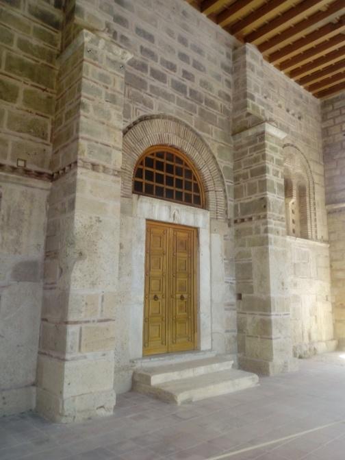 Ενώ μεταγενέστερη προσθήκη αποτέλεσε ο διώροφος εξωνάρθηκας 83 στην δυτική πλευρά κατά τον 12 ο αιώνα 84 (Εικ.2.9).