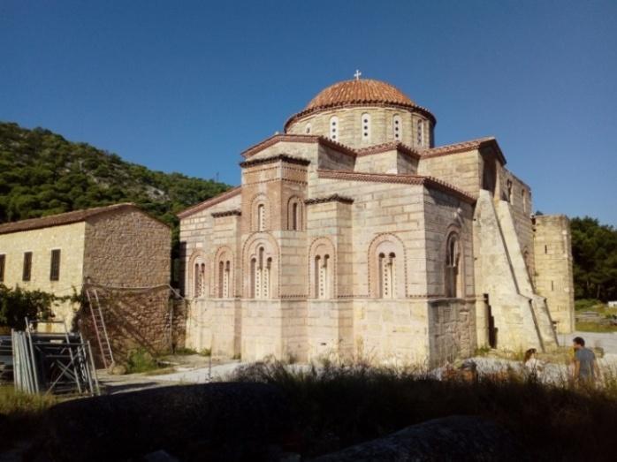 Εικόνα 2.13 Κεραμοπλαστικός διάκοσμος στην ανατολική όψη του Καθολικού Εικόνα 2.