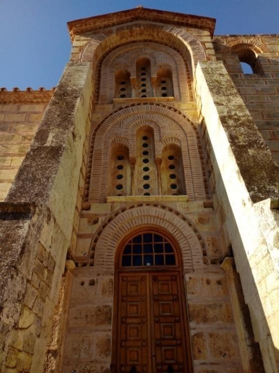 ανοίγματος του τόξου κρίνοντας λανθασμένη εκτίμηση αυτή του Λαμπάκη 101. Η στέγαση του ορόφου γινόταν με τετραγωνική στέγη και με την πρόσβαση στο άνω όροφο μέσω εσωτερικής ελικοειδούς κλίμακας.