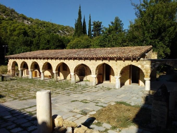 Εικόνα 2.21 Κελιά των μοναχών στη νότια πλευρά του Καθολικού Εικόνα 2.22 Τα κελιά των μοναχών στη νότια πλευρά του Καθολικού 2.