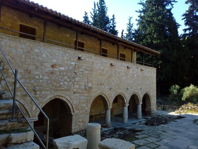 Αποτελούσε ξεχωριστή κατασκευή μέσα στο χώρο της Μονής αλλά ήταν πολύ κοντά με το Καθολικό ώστε οι μοναχοί να έχουν εύκολη πρόσβαση για να γευματίσουν μετά την λειτουργία 109.