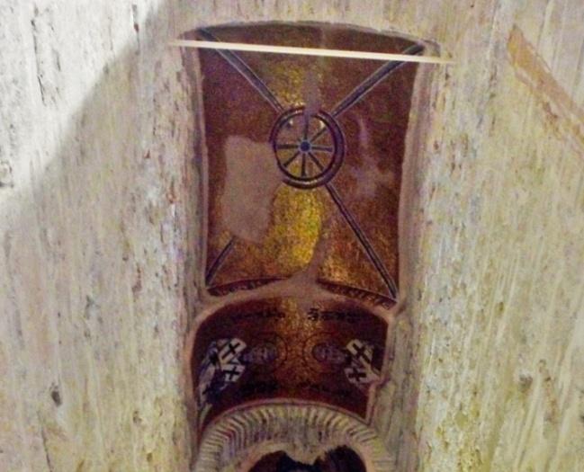 μορφές Αγίων στις κόγχες του ναού αλλά και τις εναπομείναντες τοιχογραφίες Αγίων και Ιεραρχών (Εικ.2.42) που κοσμούν τους τοίχους και ανήκουν χρονολογικά τον 17 ο -18 ο αιώνα 150.