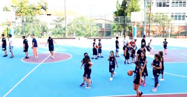 «Ηταν» ό- μως εκεί με τις παίκτριες να φωνάζουν το όνομα του κατά την απονομή των μεταλλίων κατακτώντας την 2η θέση.