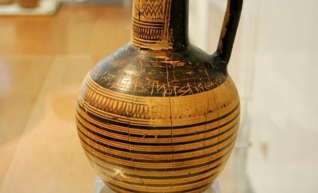 Αττική γεωμετρική οινοχόη. Βρέθηκε στην Αθήνα. 750-725 π.χ. Σε αυτό το αγγείο απεικονίζεται καθαρά η ελληνική γραφή.