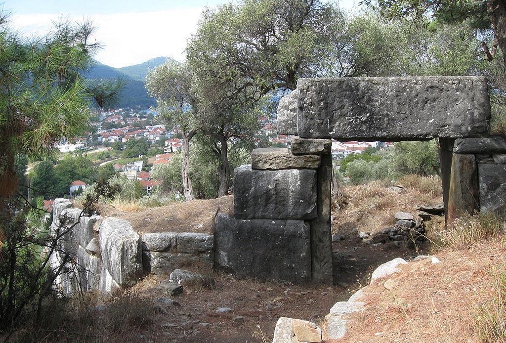 Η ΠΥΛΗ ΤΟΥ ΠΑΡΜΕΝΩΝΑ ΣΤΟ ΒΟΡΕΙΟΔΥΤΙΚΟ ΑΚΡΟ ΤΩΝ ΤΕΙΧΩΝ ΤΗΣ
